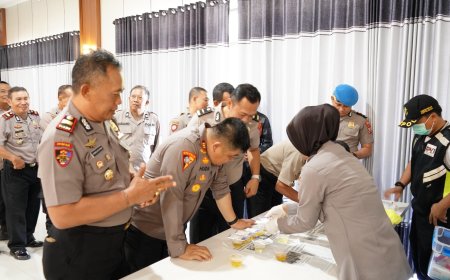 Komitmen Bersih Narkoba, Kapolres Situbondo Jalani Tes Urine bersama PJU dan Kapolsek Jajaran      