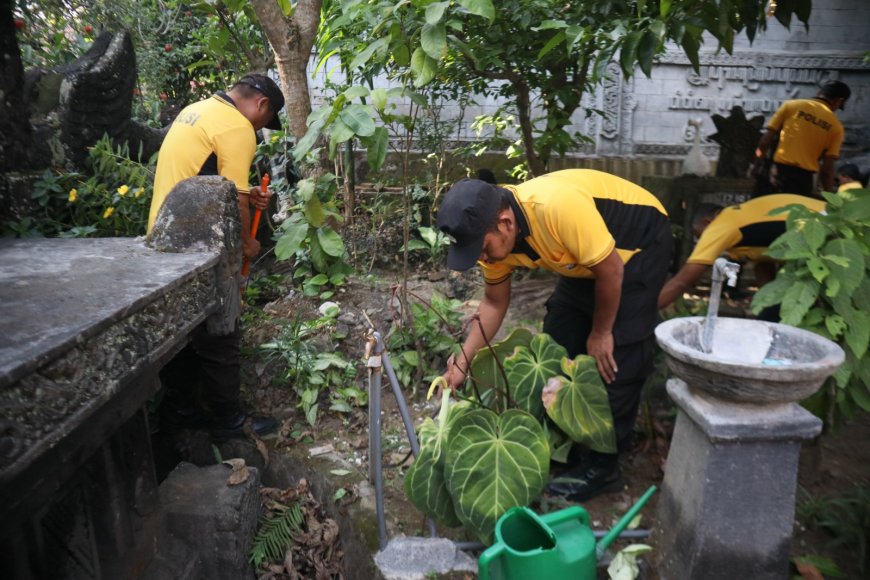 Aksi Sosial Bersihkan Tempat Ibadah Jadi Wujud Kepedulian Polres Malang