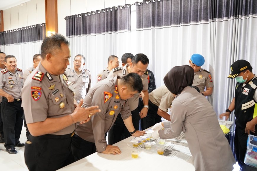 Komitmen Bersih Narkoba, Kapolres Situbondo Jalani Tes Urine bersama PJU dan Kapolsek Jajaran      