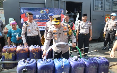 Peringati HUT ke-81 RI, Polres Pasuruan Kota Salurkan Air Bersih untuk Warga Pesisir
