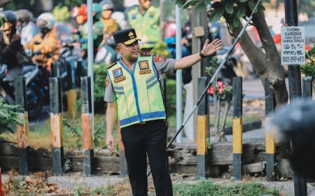 Kapolda Jatim Turun Langsung Pantau Pelayanan Lalu Lintas di Surabaya